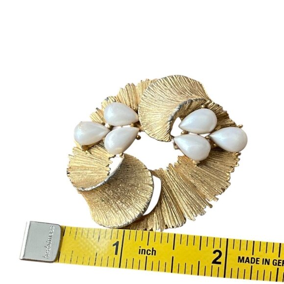 Vintage BSK gold-tone faux pearl wreath pin brooch. - Picture 2 of 4